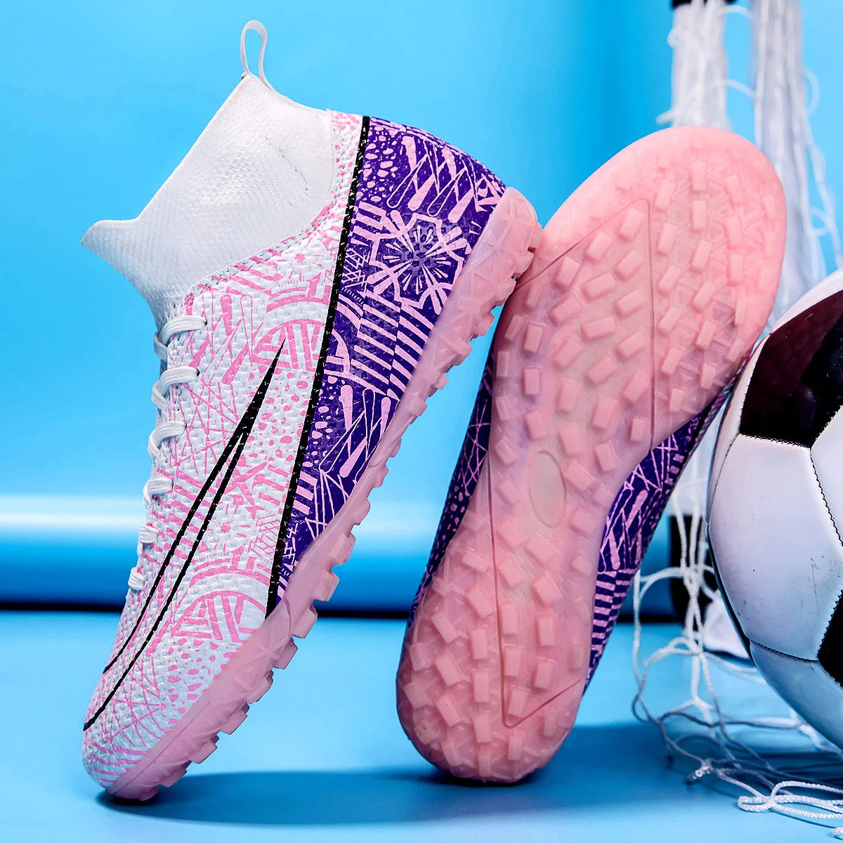 Mavi siyah beyaz ve pembe futbol kramponları